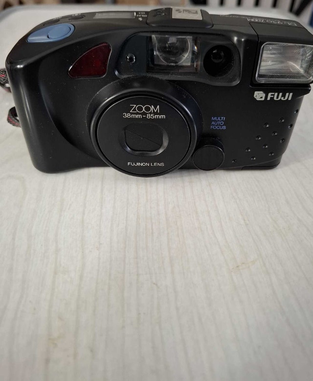 FUJI 35MM FILM CAMERA