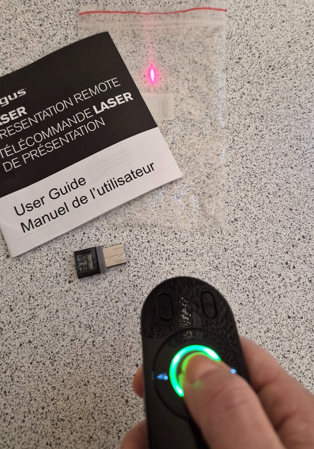Targus Laser Presenter Remote - Control sides and laser point - photo 2