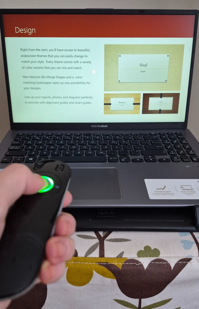 Targus Laser Presenter Remote - Control sides and laser point - photo 3