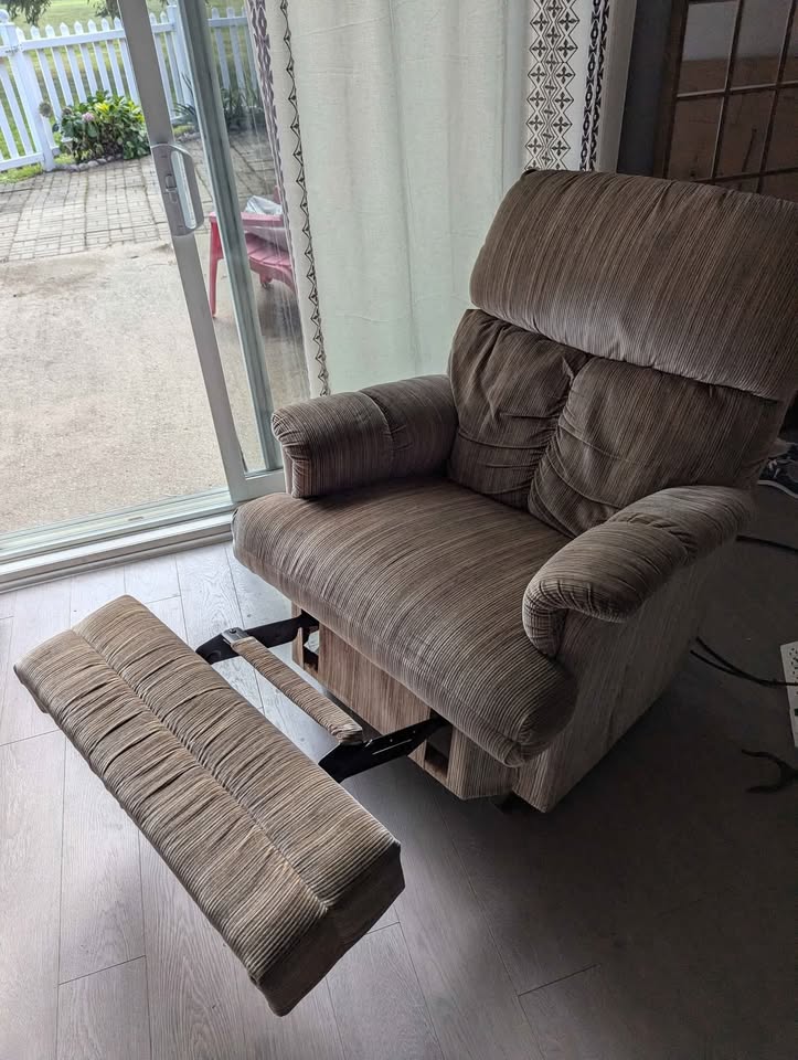 La-Z-Boy Rocker for Sale - photo 3