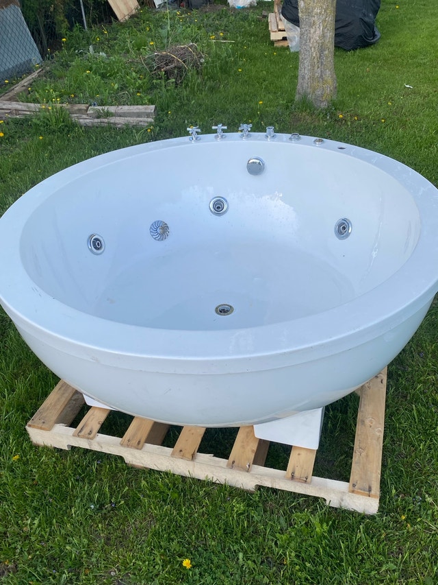 Round Whirlpool Bathtub