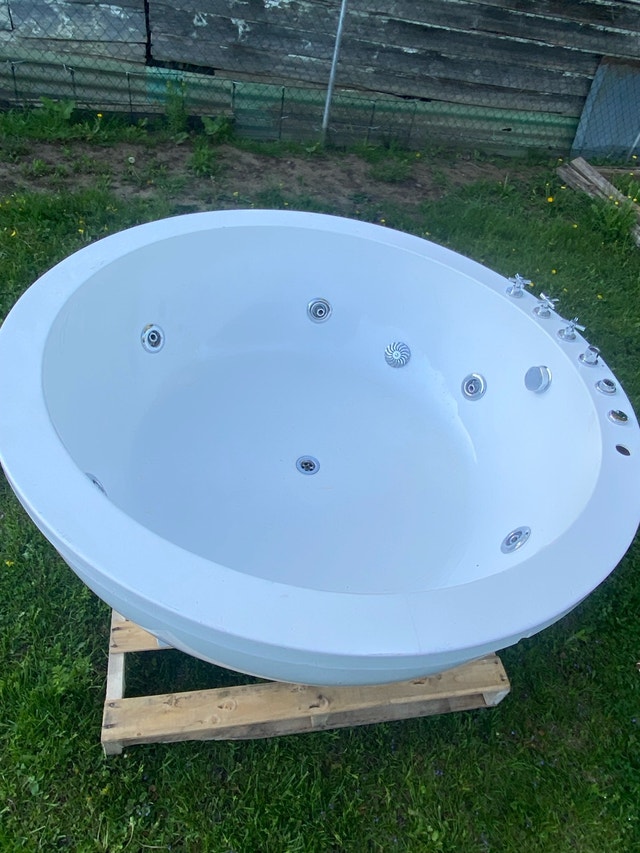 Round Whirlpool Bathtub - photo 2