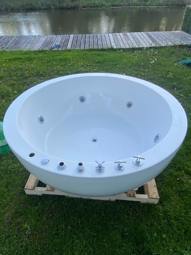 Round Whirlpool Bathtub - photo 4
