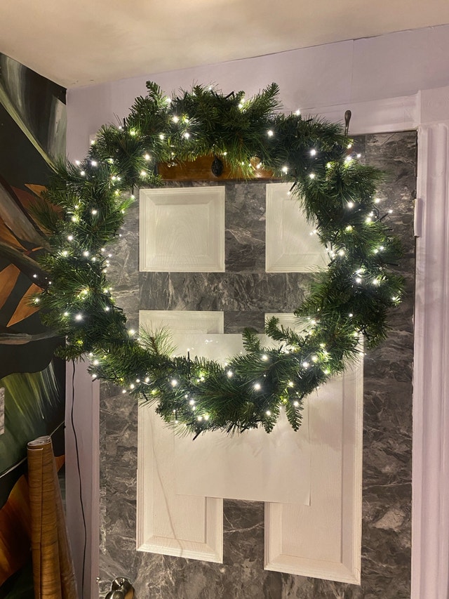 30” pre-lit artificial Christmas wreath - photo 3