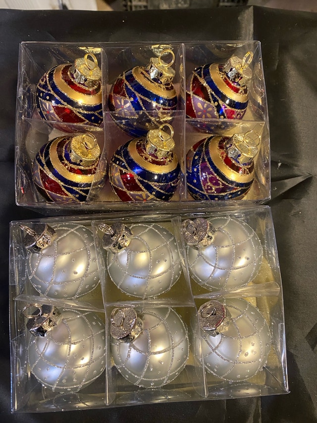 Set of 24 Seamless Glass Christmas Tree Ornaments - photo 2