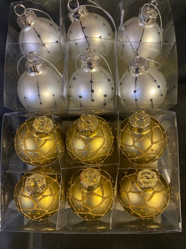 Set of 24 Seamless Glass Christmas Tree Ornaments - photo 3