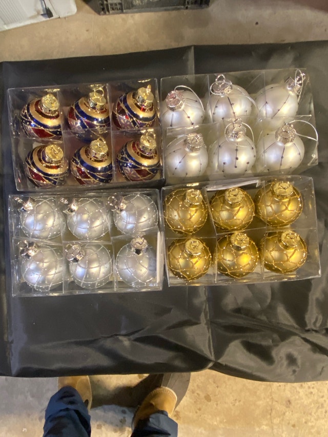 Set of 24 Seamless Glass Christmas Tree Ornaments - photo 4