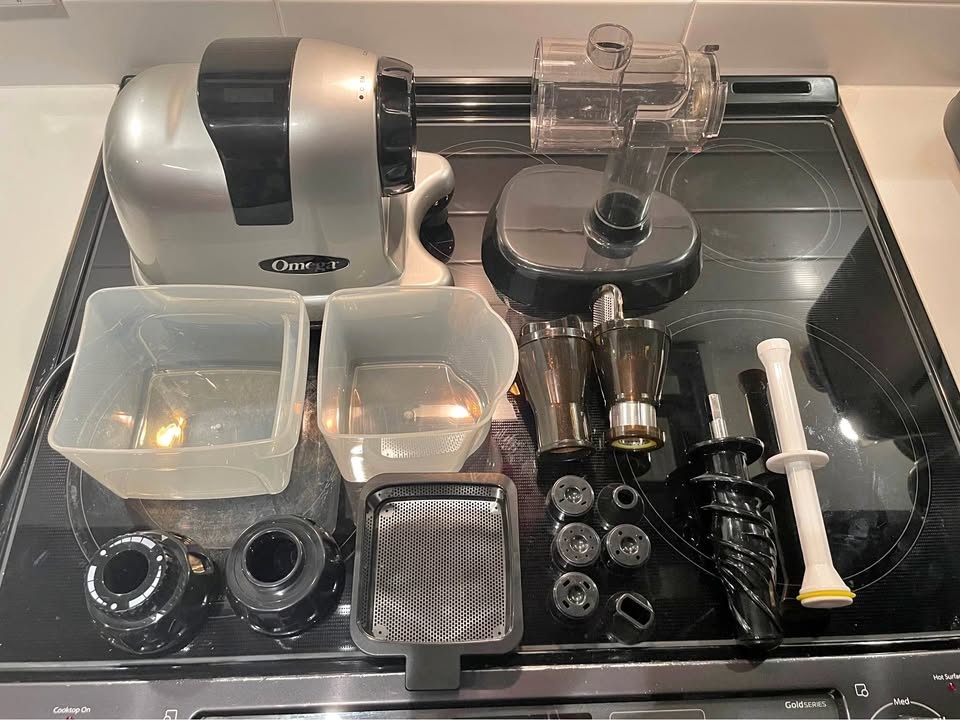 Omega Masticating Juicer – Cold Press | Excellent Condition