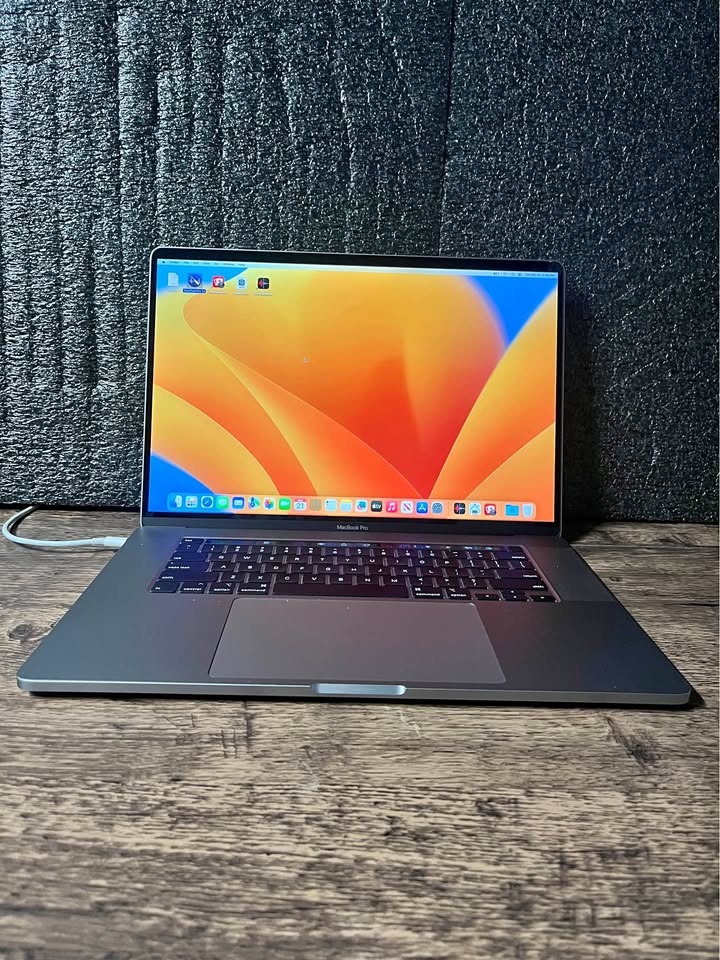 32GB 1TB Core i9 - 16” MacBook Pro