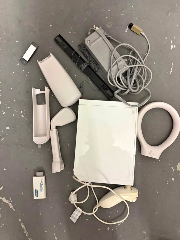 Nintendo Wii Console Bundle – White (RVL-001)
