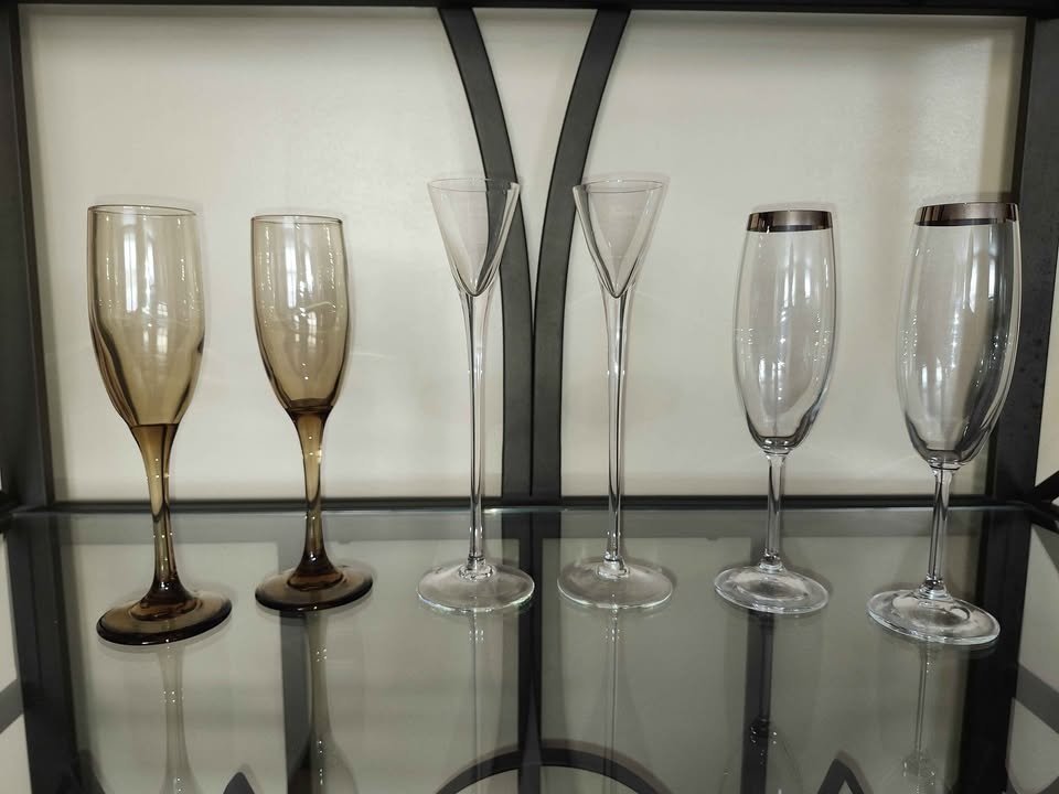 Mixed Glassware – Wine Glasses, Goblets & More – 13 Pieces - photo 2