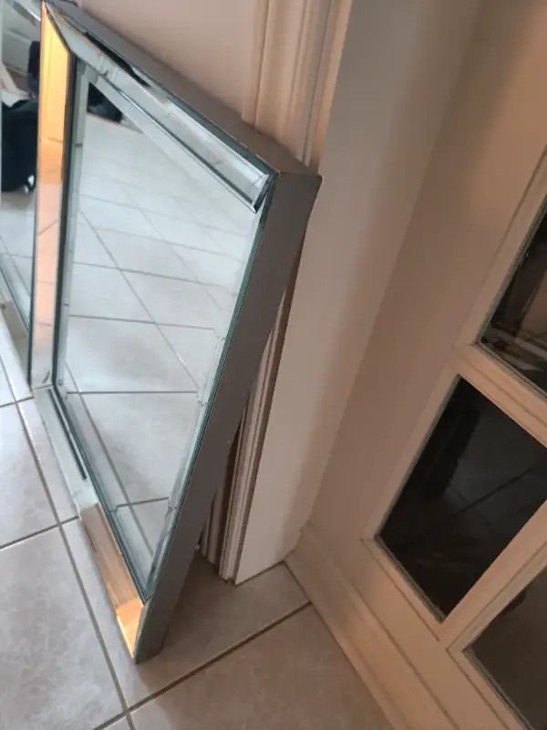 26"x32" mirror in excellent condition - photo 2