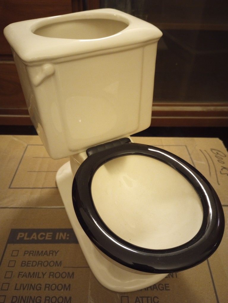 Vintage Novelty Ceramic Toilet Paper Holder!