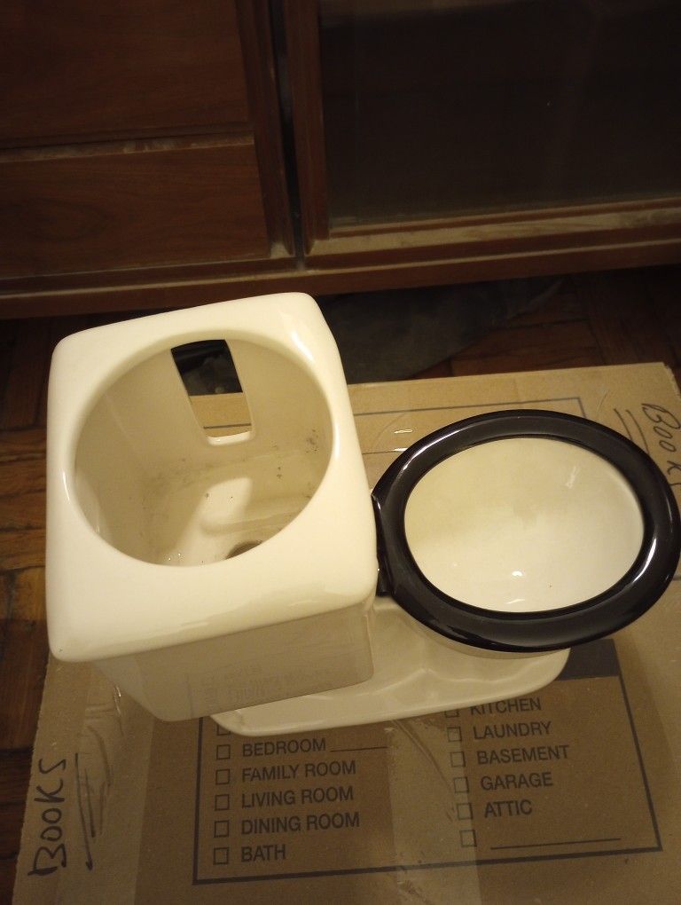 Vintage Novelty Ceramic Toilet Paper Holder! - photo 3