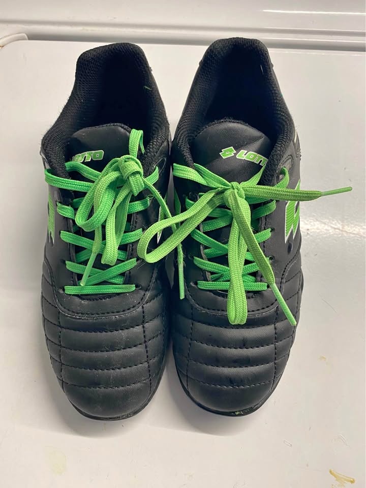 Size 1 - Lotto Indoor Soccer Shoes