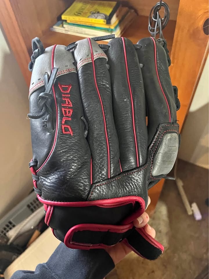DIABLO SOFTBALL GLOVE