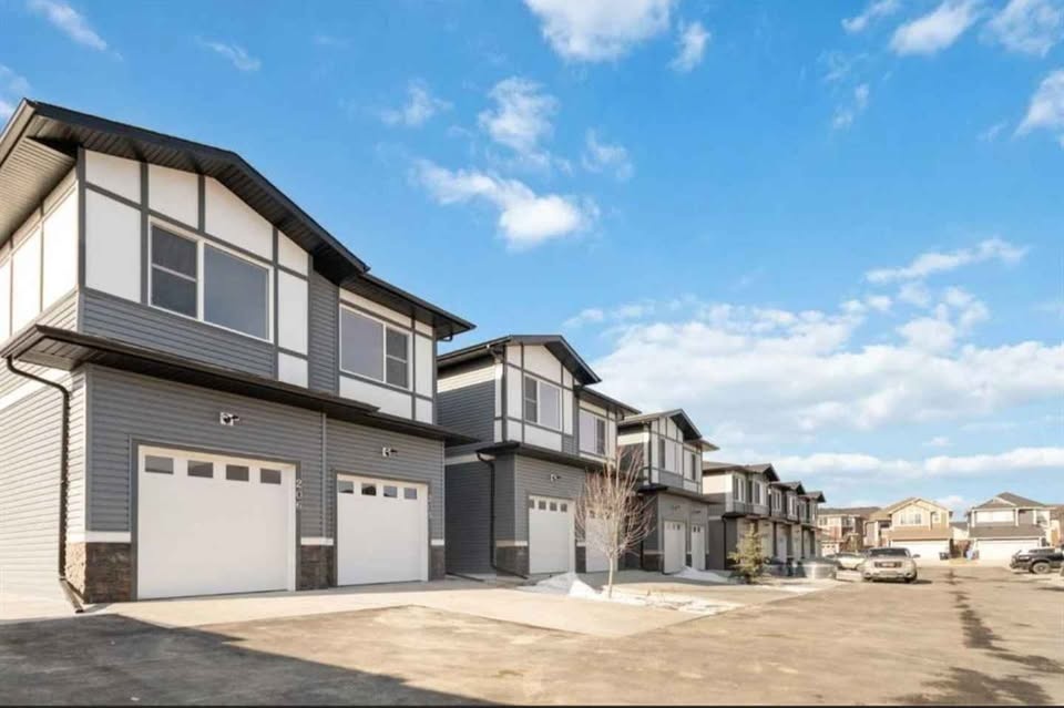 3 Beds 3 Baths - Townhouse - photo 2