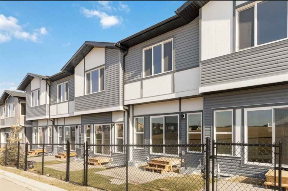 3 Beds 3 Baths - Townhouse - photo 3