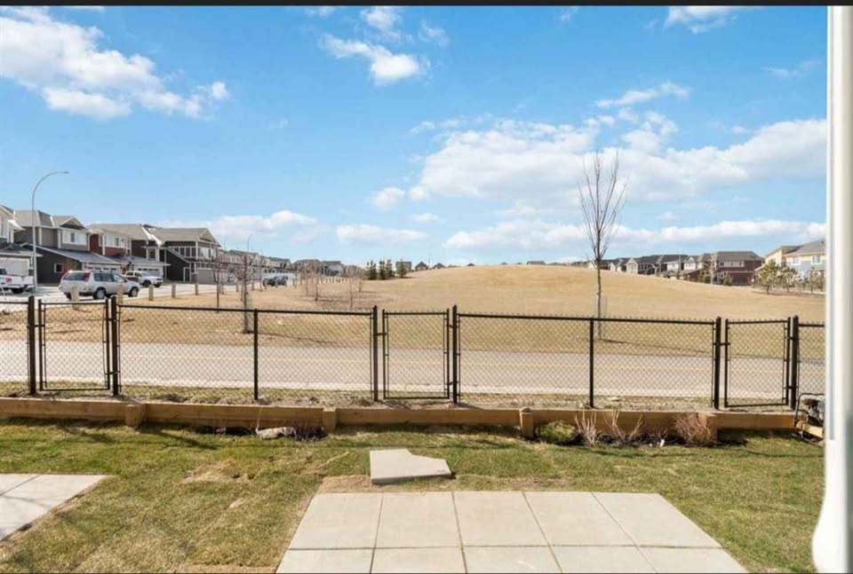 3 Beds 3 Baths - Townhouse - photo 4