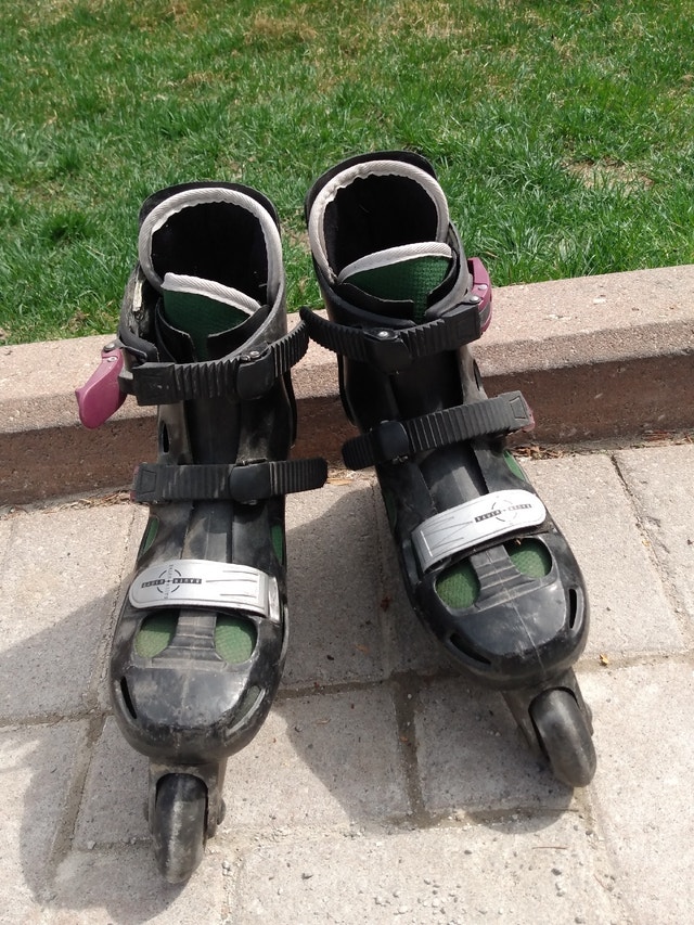 Black Bauer rollerblades for the summer