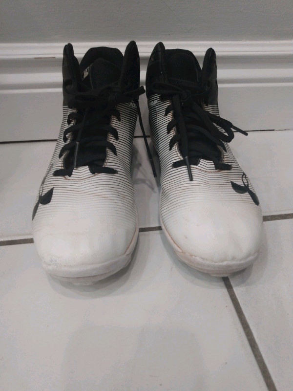 UnderArmour white youth baseball cleats mid