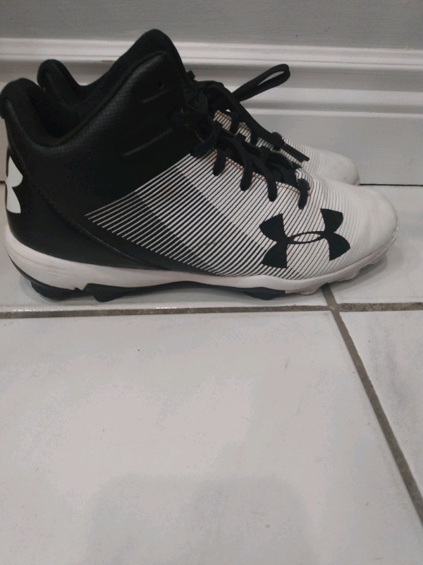UnderArmour white youth baseball cleats mid - photo 4