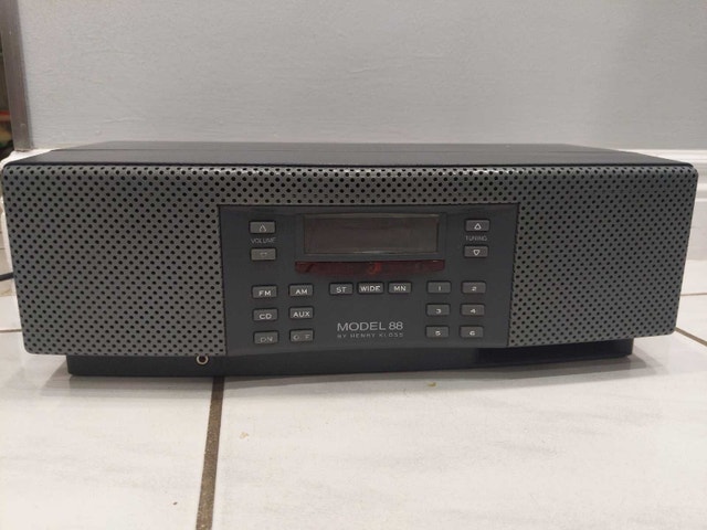 Model 88 table top radio by Henry Kloss - excellent