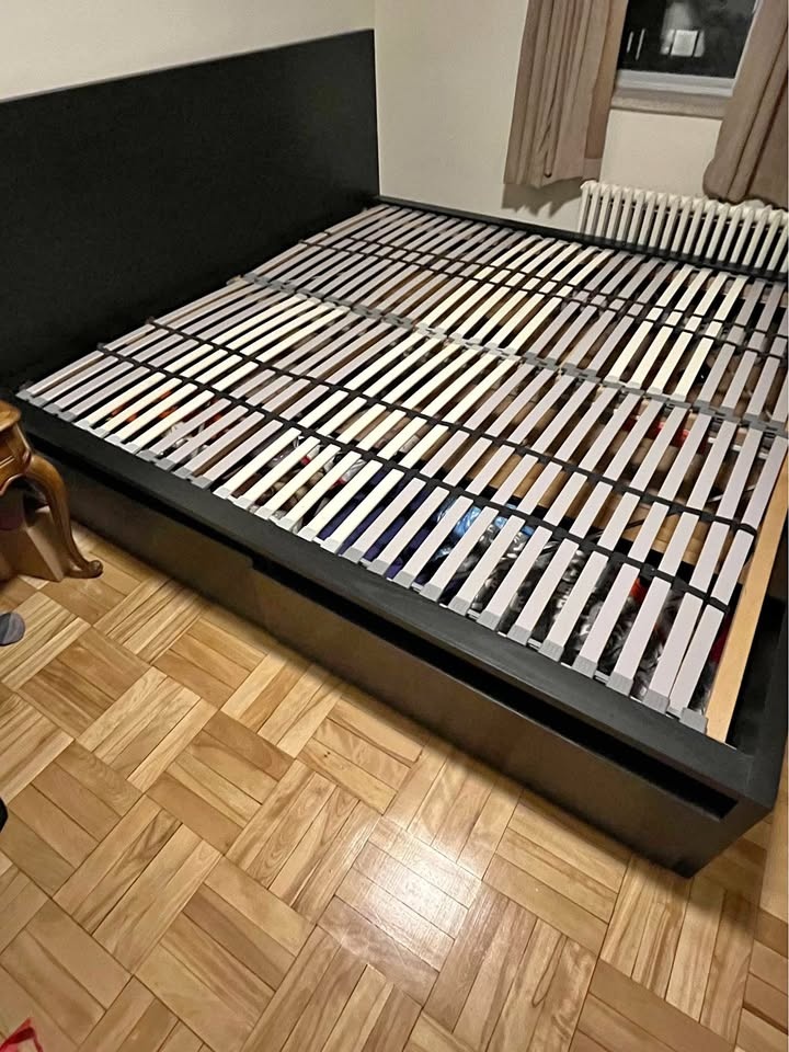 King size bed - Ikea malm with 2 storage boxes