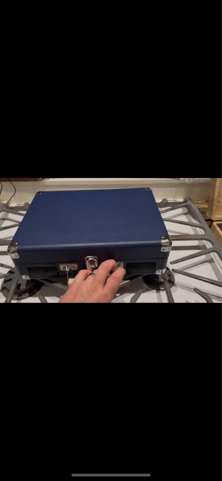 Crosley suitcase Record Player - Like New! - photo 2