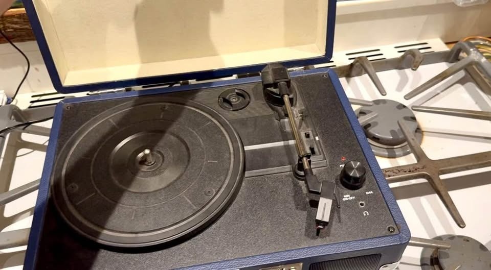 Crosley suitcase Record Player - Like New! - photo 3