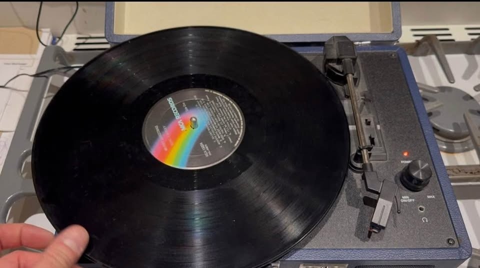 Crosley suitcase Record Player - Like New! - photo 4