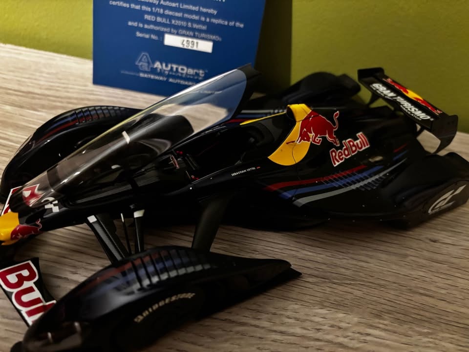 Autoart 1/18 Gran Turismo Red Bull x2010 - photo 3