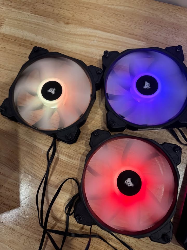 Lot of 6 Corsair RGB Fans with RGB Hub - photo 2