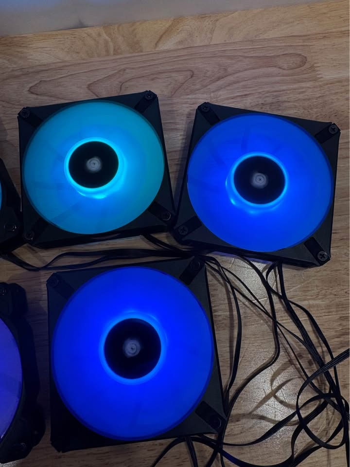 Lot of 6 Corsair RGB Fans with RGB Hub - photo 3