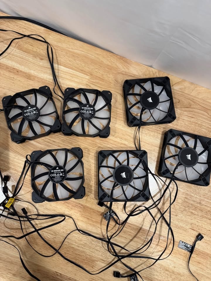 Lot of 6 Corsair RGB Fans with RGB Hub - photo 4