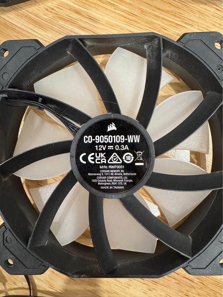 Lot of 6 Corsair RGB Fans with RGB Hub - photo 5