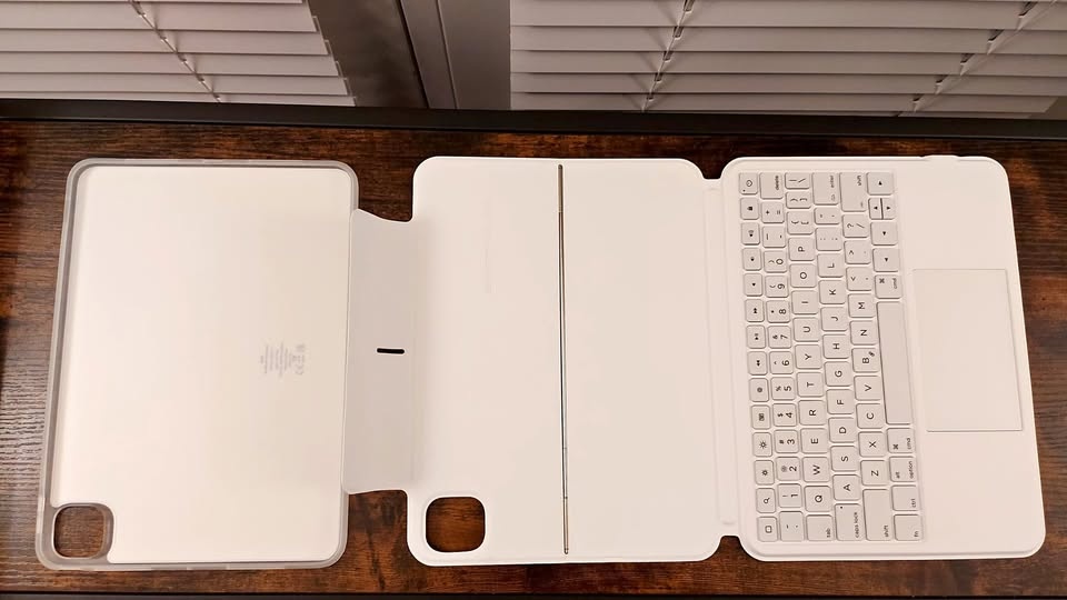 ESR Ascend iPad Pro 11 Keyboard Case