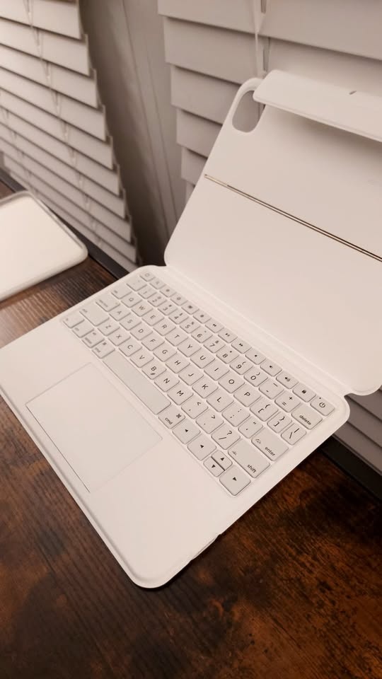 ESR Ascend iPad Pro 11 Keyboard Case - photo 2