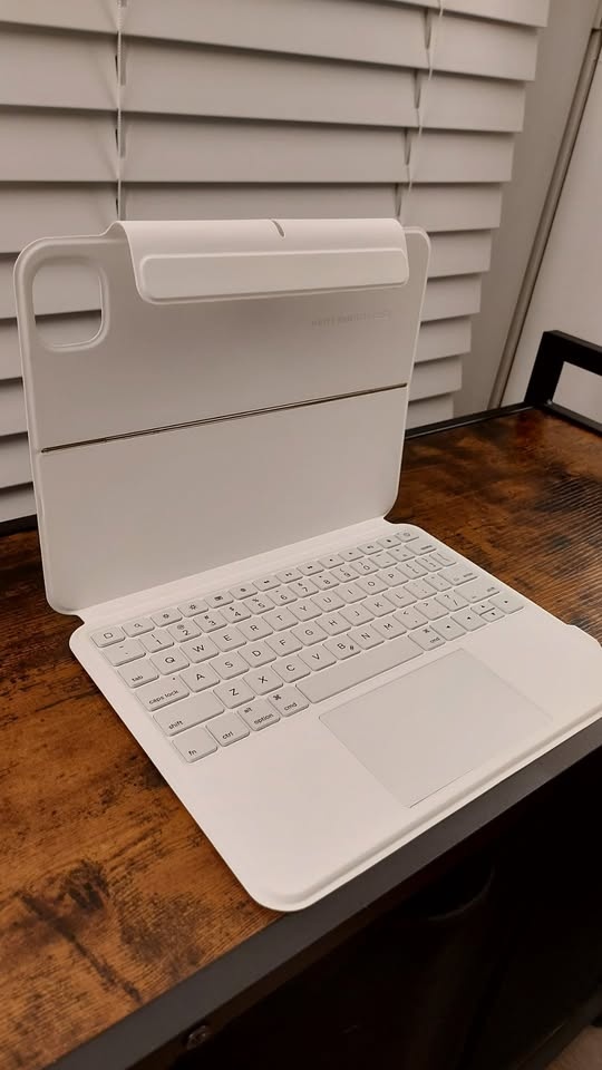 ESR Ascend iPad Pro 11 Keyboard Case - photo 3