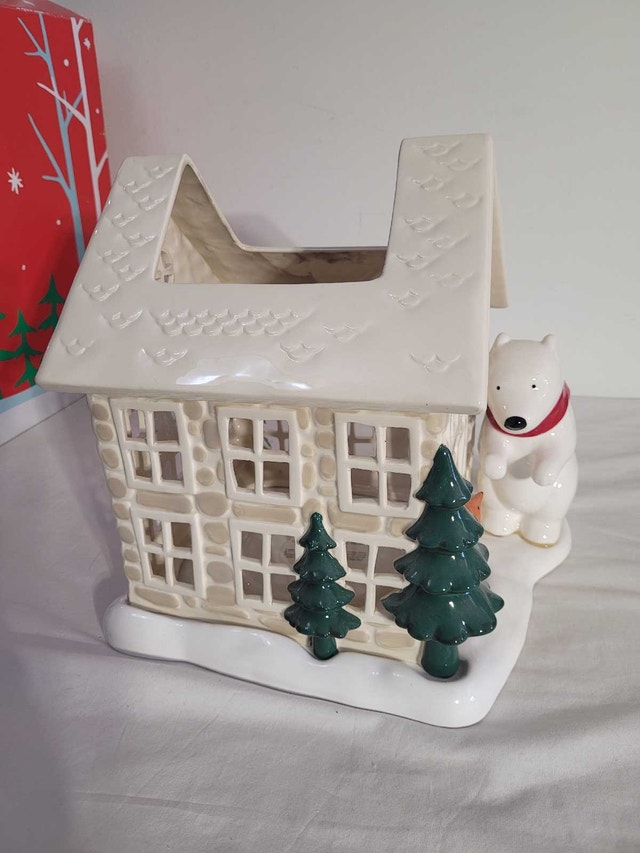 Bath & Body Works Village House Luminary - photo 3