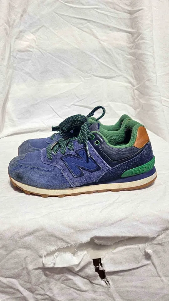 Kids New Balance 574 size 1.5 thumbnail