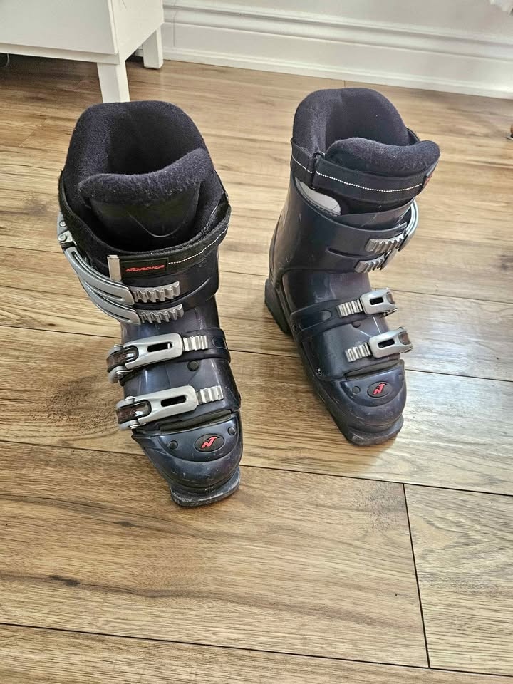 Nordica Junior Ski Boots – Size 24 / 24.5