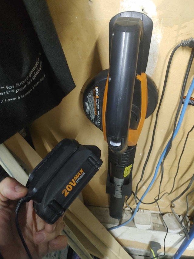 20V Worx Blower with battery, charger - gently used