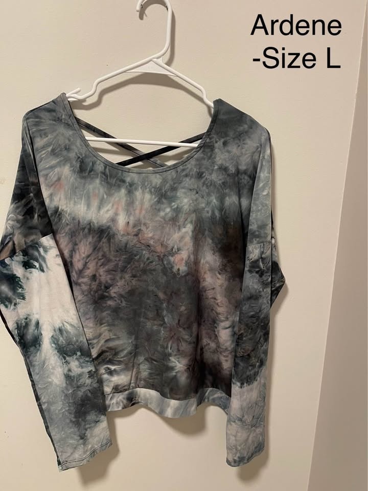 Various women’s Tops for sale! - photo 3