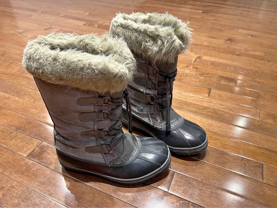 Sorel snowboot size 5 kids