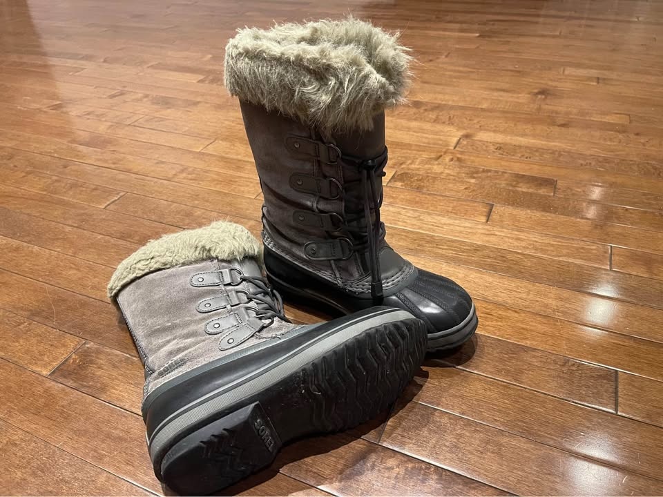 Sorel snowboot size 5 kids - photo 3