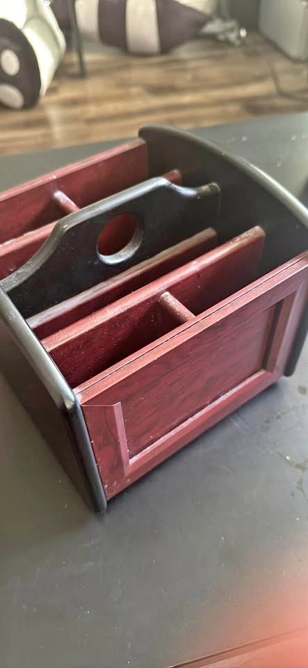 Rotating wooden pen stand