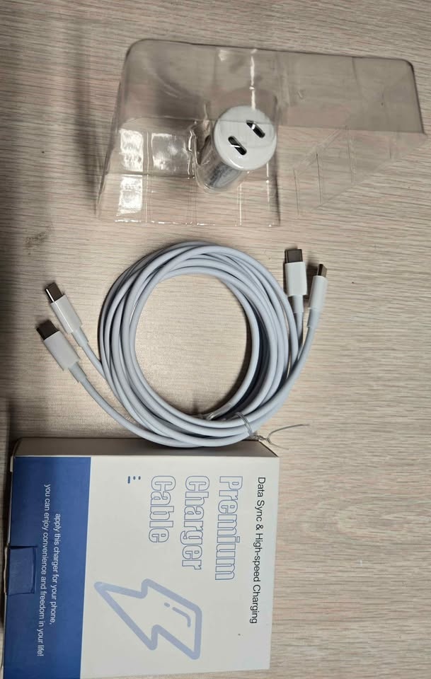 Premium car charger with dual USB C ports and 2 cables - photo 2