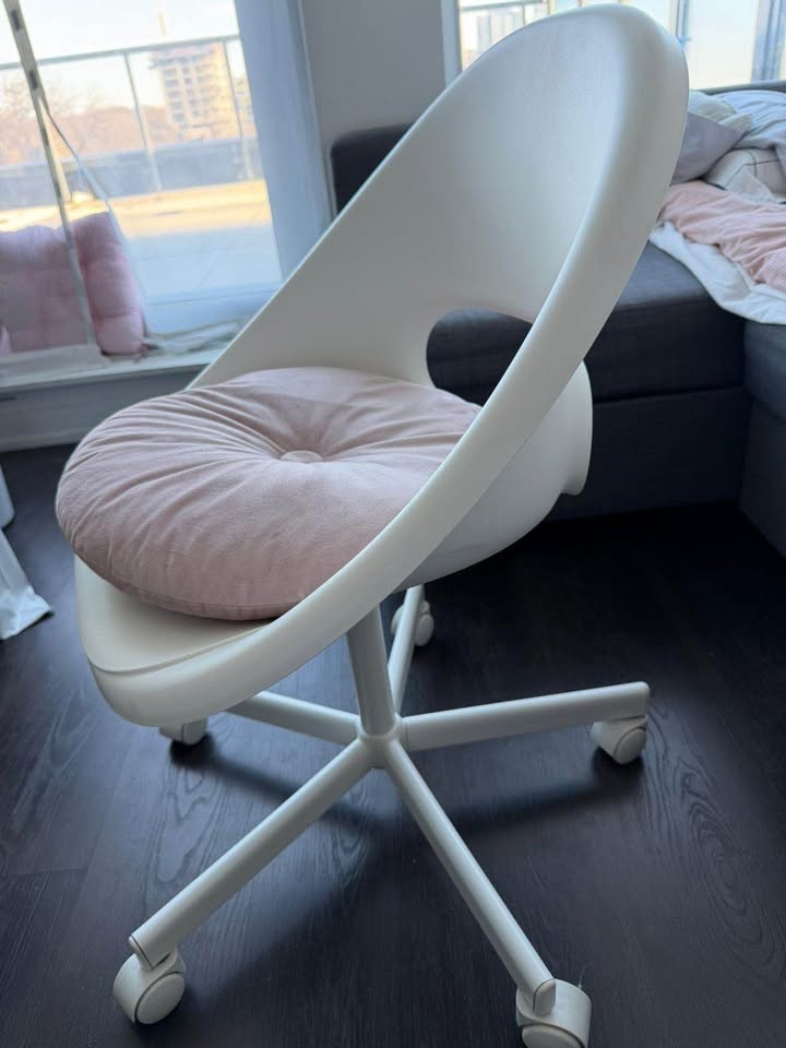Desk chair with cushion - photo 3