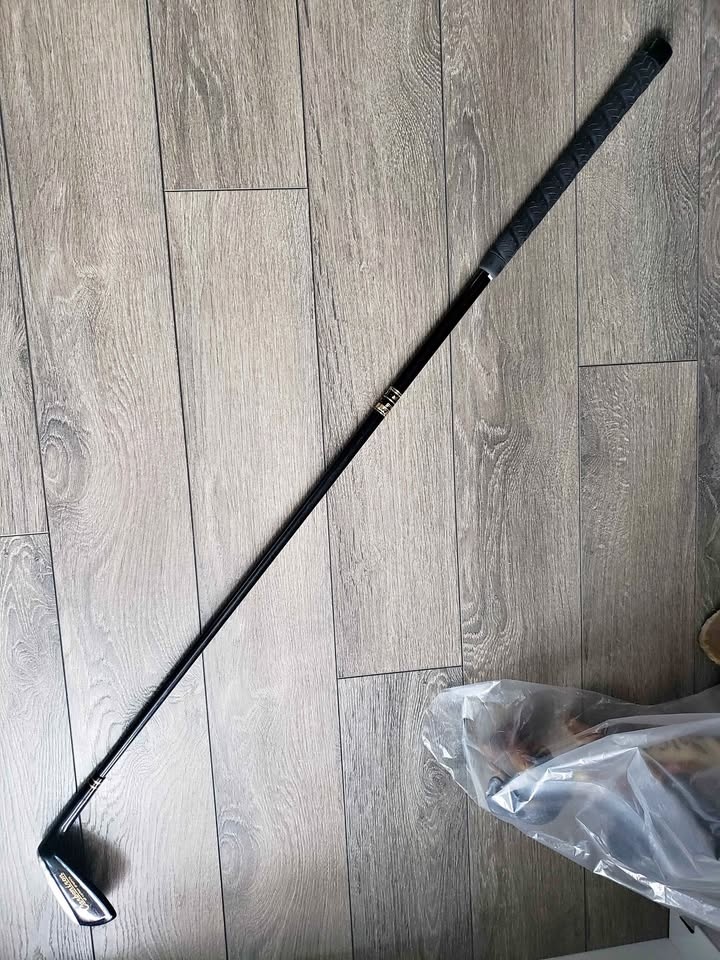 Golf club Yonex carbon fiber 8 iron with graphite shaft